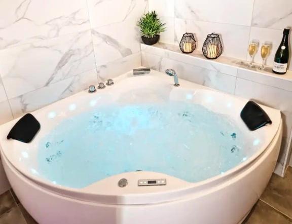 آنسي Majord'Home Spa 4*-L'Elegance-Balneo Vieille Ville المظهر الخارجي الصورة
